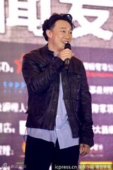 组图：陈奕迅为重庆演唱会造势 喝大碗茶入乡随俗