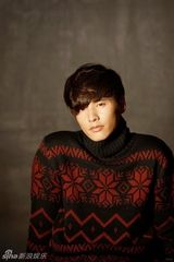 组图：韩国型男元斌拍秋冬服饰广告 搭档文根英