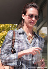 幻灯图集：杰西卡-阿尔芭格子衬衫诠释经典美国风