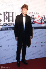 组图：徐正曦黑白精装助力慈善 化身帅气助拍天使