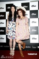 幻灯图：星野亚希亮相春夏新品发布会 俏皮短裙装