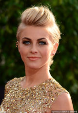 组图：茱丽叶-霍夫镶片礼服亮相淡妆典雅
