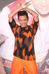 组图：杜德伟罗志祥相见欢 台上搞笑玩互亲