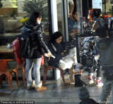 组图：杨幂待机寒冬中背词 助理细心帮换鞋保暖