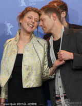 幻灯图集：《强盗》柏林记者会 男女主角拥吻抢镜