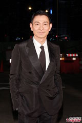 组图：评审团主席刘德华黑色西服亮相红毯