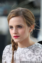 组图：艾玛-沃特森戛纳亮相 麻花儿辫俏皮可人