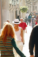 组图：明道人文写真穿梭人群享受生活