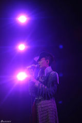 组图：王菲白色浴巾装亮相造型独特 赵薇看台助阵