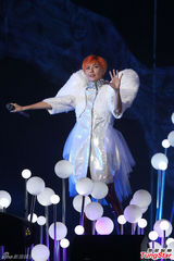 组图：孙燕姿橙发亮眼披黄金甲 许美静助阵