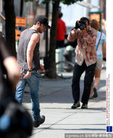 组图：安妮斯顿片场换装忙 演绎恋爱中小女人