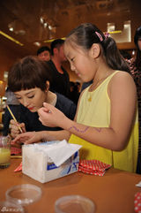 组图：孙俪白裙优雅现身 为小朋友彩绘显亲和