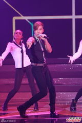 组图：群星为慈善筹款 应届港姐卖力演出吊威亚