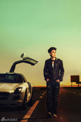 组图：霍建华写真携车出镜 自由洒脱释放天性