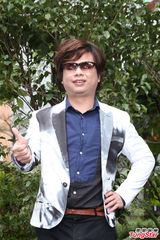 组图：王俊杰抵房发新片 情人节唱情歌遥祝老婆