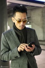 组图：王学兵柏林街头展熟男气质 随性洒脱