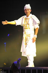 组图：刘德华广州开唱秀肌肉 与辣妹跳贴身热舞