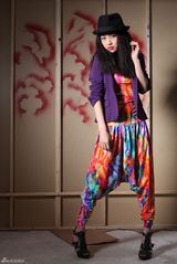 组图：包文婧爵士大片曝光 七彩飞鼠裤嬉皮艳丽