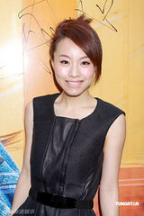 幻灯图：邓丽欣街头宣传新碟 愿崔建邦打女友是误会