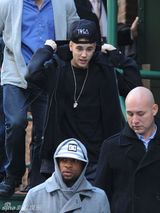 组图：比伯出席内衣秀彩排 黑衣休闲装显潮味