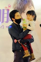 组图：网曝俞灏明2012年庆生照 戴口罩拥抱粉丝