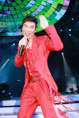 组图：容祖儿突破尺度演绎性感 与猛男贴身热舞