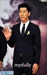 组图：张亮演韩剧牵手朴海镇 李钟硕黑西装帅气