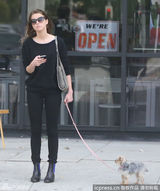 组图：德普双性恋女友街头遛狗 狂发短信疑传情