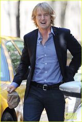 组图：《鸟为食亡》开拍 安妮斯顿拖鞋短裙清凉