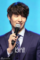 组图：韩星孙浩英迎34岁生日 与粉丝同庆祝