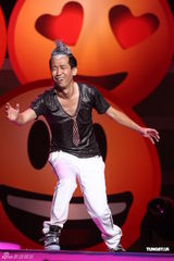 组图：张达明栋笃笑庆15周年 扮公主辣妹笑料百出