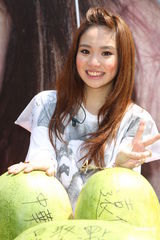 组图：陈芳语首辑庆功签唱 自曝狂爱贺军翔