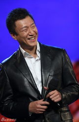 高清：张艺谋登台演小品 小沈阳孙红雷比腕力