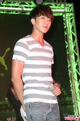 组图：桂纶镁凤小岳出席活动相约夜跑