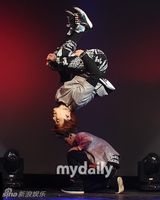 组图：韩国JYP新团GOT7出道首秀帅酷劲舞