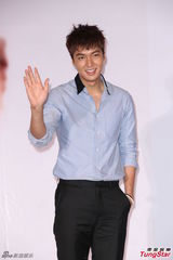 组图：李敏镐穿衬衫帅气亮相 台上憨笑吐舌卖萌