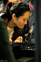 高清图：许晴漫游巴黎街头 心情大好笑容灿烂