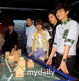 组图：秀英李钟赫片场调情 潮人李天熙脚踩飞跃