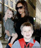 组图：维多利亚携子女现身 七公主险被镜头吓哭