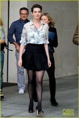 组图：海瑟薇裸妆伦敦录节目 透视衬衫短裙黑丝