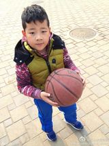 组图：郭涛父子打篮球赛跑 网友笑问妹妹去哪儿