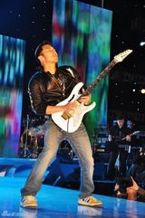 高清图：李宇春个唱成催泪弹 谢霆锋重弹吉他落泪