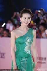 组图：刘诗诗裸肩绿裙亮相白玉兰红毯 青春活泼