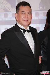 组图：黄秋生亮相金像红毯 表情严肃显霸气