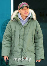 组图：韩国演员玄彬入伍现场 流泪表达谢意