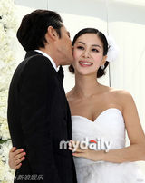 幻灯图：张东健高小英婚礼现场 夫妇亮相甜蜜亲吻 