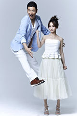 组图：姚笛任重情侣写真演绎“爱情游戏”