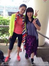 组图：张柏芝新加坡热衷慈善 滑滑板自在生活