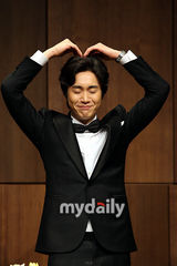 组图：韩歌手曹成模甜蜜完婚 婚前开记者会接受祝福