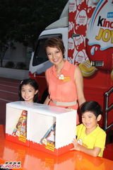 组图：杨婉仪携子女行善 坦言愿为孩子弃签约